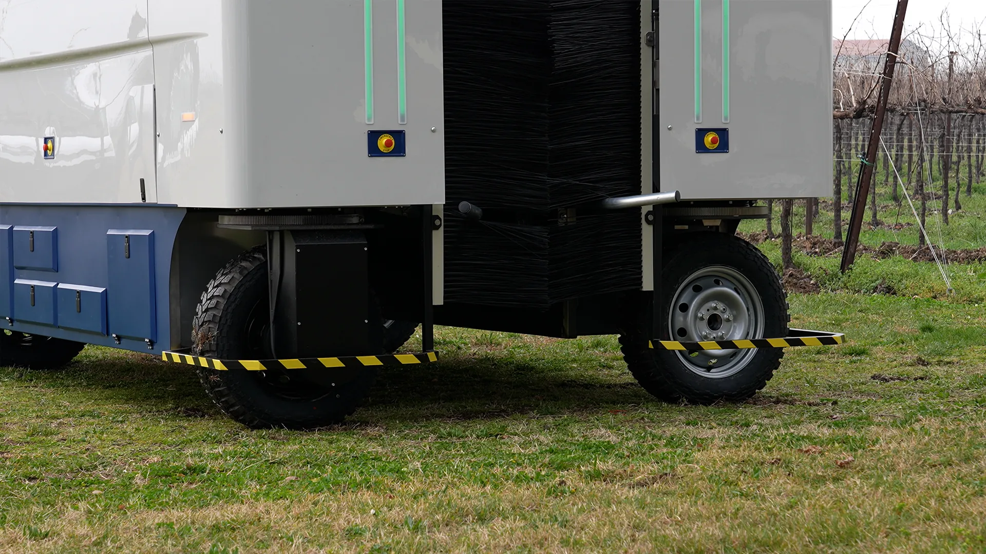 Wheels and working tunnel of A.P.M.-01, the autonomous winter vine pruning machine